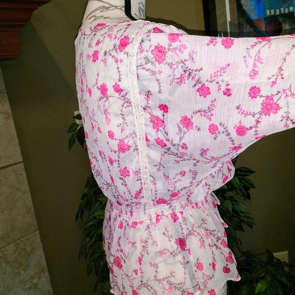 Guess Shirt Size Medium Pink Cream Floral! - Picture 10 of 16